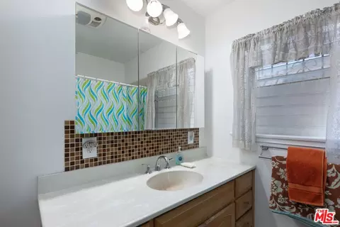 Bath - 1220 E Palmer St, Compton, CA 90221 photo 2 of 2