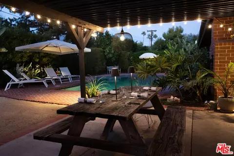 22429 Bessemer St, Woodland Hills, CA 91367