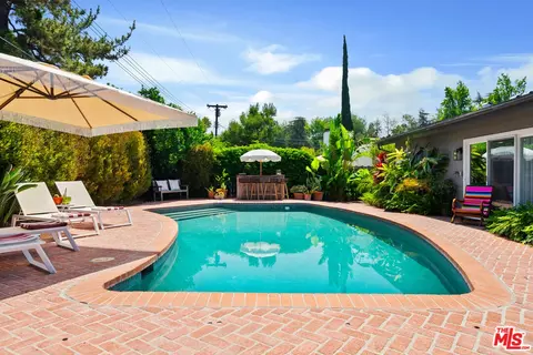 22429 Bessemer St, Woodland Hills, CA 91367