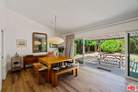 22429 Bessemer St, Woodland Hills, CA 91367