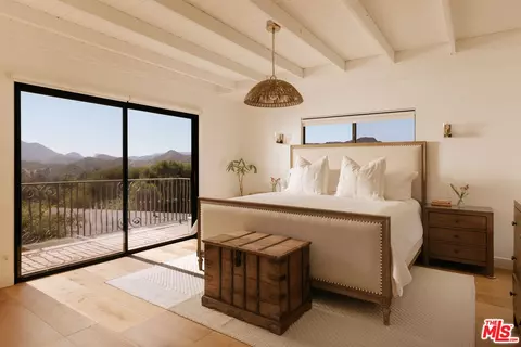 685 Wonder View Dr, Calabasas, CA 91302