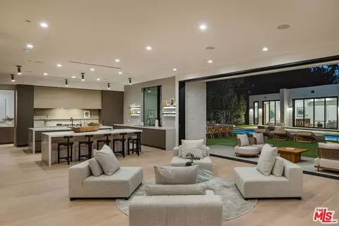 17055 Rancho St, Encino, CA 91316