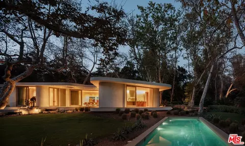 800 Brooktree Rd, Pacific Palisades, CA 90272