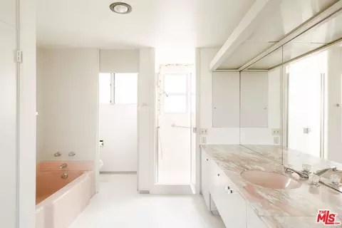 Bath - 3334 E 1st St, Long Beach, CA 90803 photo 2 of 5