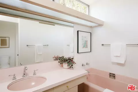 Bath - 3334 E 1st St, Long Beach, CA 90803 photo 3 of 5