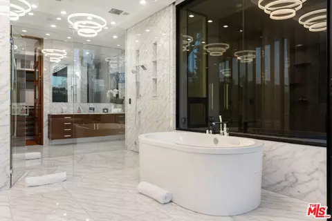 Bath - 2358 Kimridge Rd, Beverly Hills, CA 90210 photo 1 of 2