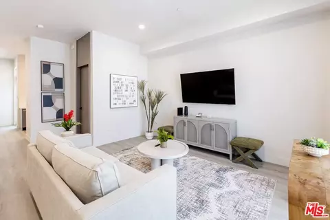 125 W Plymouth St, Inglewood, CA 90302