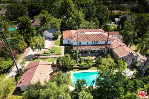 17534 Corinthian Dr, Encino, CA 91316