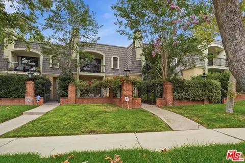 5889 Clinton St, Los Angeles, CA 90004