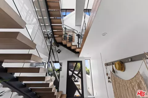 647 Mildred Ave, Venice, CA 90291 photo 2