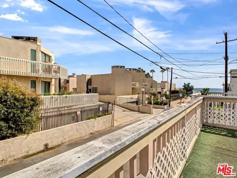 104 Sunridge St, Playa Del Rey, CA 90293