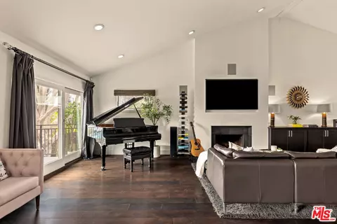 8231 Gulana Ave, Playa Del Rey, CA 90293