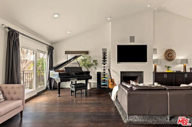 8231 Gulana Ave, Playa Del Rey, CA 90293