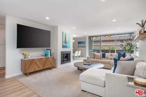 809 S Bundy Dr #205, Los Angeles, CA 90049