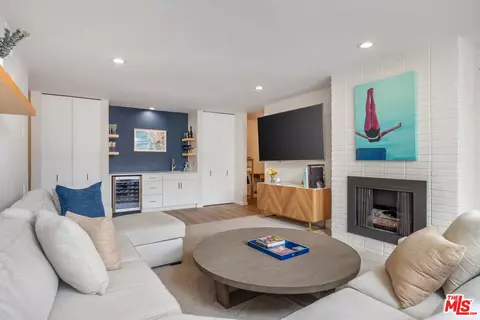 809 S Bundy Dr #205, Los Angeles, CA 90049