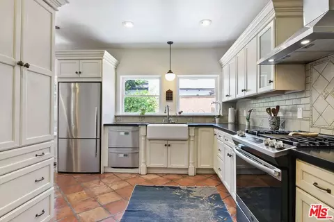 Kitchen - 831 E Rio Grande St, Pasadena, CA 91104 photo 4 of 5