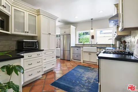 Kitchen - 831 E Rio Grande St, Pasadena, CA 91104 photo 3 of 5