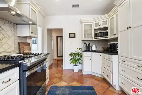Kitchen - 831 E Rio Grande St, Pasadena, CA 91104 photo 2 of 5