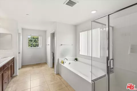 Bath - 361 Canyon Rdg, Calimesa, CA 92320 photo 2 of 2