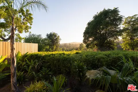 Exterior - 1035 Summit Dr, Beverly Hills, CA 90210 photo 5 of 10
