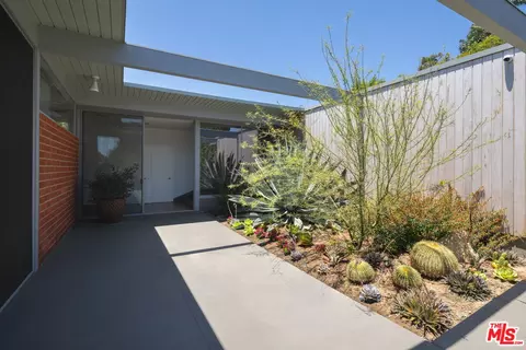 Exterior - 1035 Summit Dr, Beverly Hills, CA 90210 photo 7 of 10