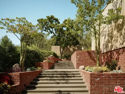 Exterior - 1035 Summit Dr, Beverly Hills, CA 90210 photo 2 of 10
