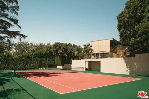 Exterior - 1035 Summit Dr, Beverly Hills, CA 90210 photo 8 of 10