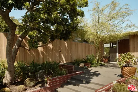 Exterior - 1035 Summit Dr, Beverly Hills, CA 90210 photo 3 of 10
