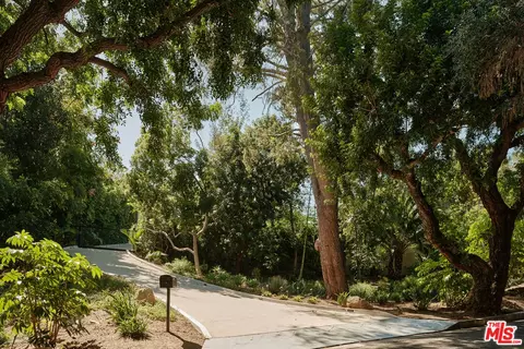 Exterior - 1035 Summit Dr, Beverly Hills, CA 90210 photo 9 of 10