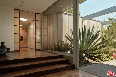 Entry Way - 1035 Summit Dr, Beverly Hills, CA 90210 photo 3 of 4