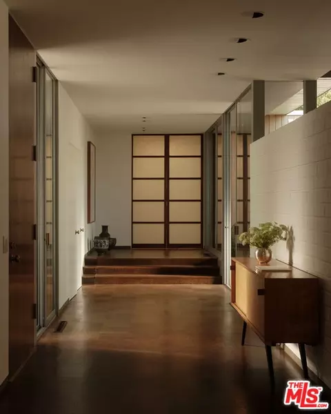 Entry Way - 1035 Summit Dr, Beverly Hills, CA 90210 photo 2 of 4