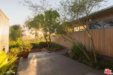 Exterior - 1035 Summit Dr, Beverly Hills, CA 90210 photo 4 of 10