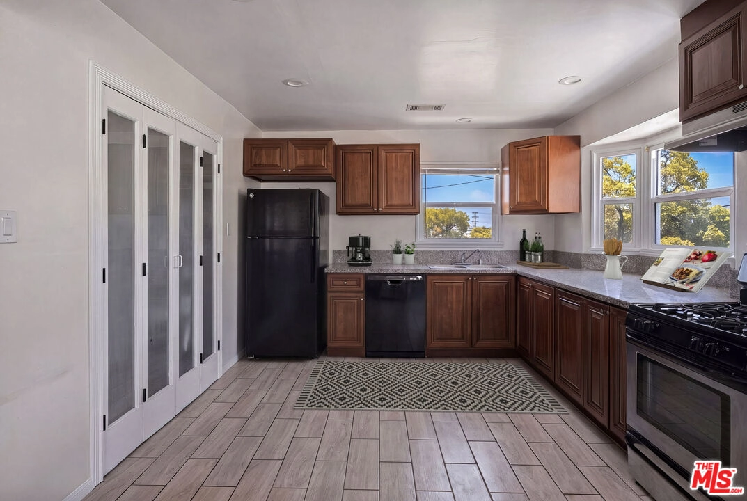 422 N Everett St, Glendale, CA 91206 photo 7