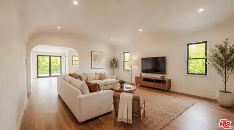 7170 Rosewood Ave, Los Angeles, CA 90036