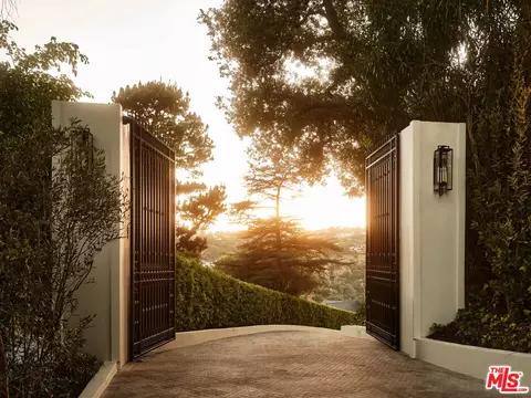 851 Strada Vecchia Rd, Los Angeles, CA 90077