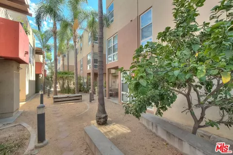 Exterior - 302 E 19th St #7, Long Beach, CA 90806 photo 4 of 4