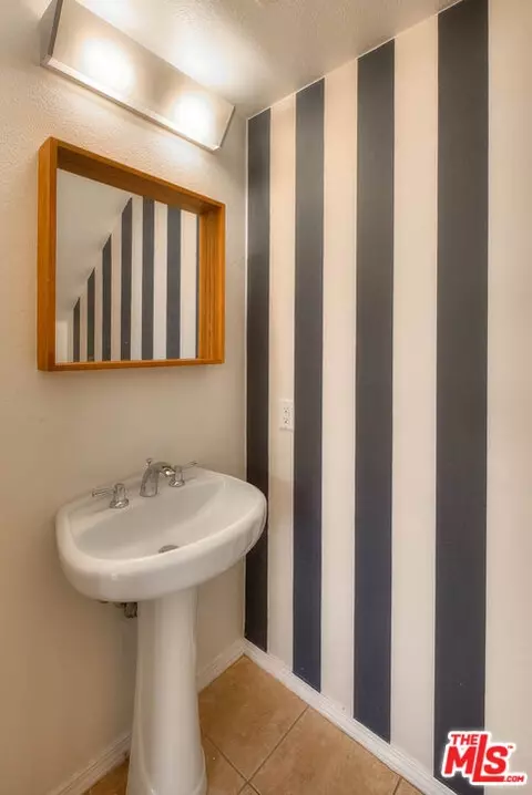 Bath - 302 E 19th St #7, Long Beach, CA 90806 photo 1 of 3