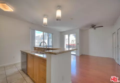 Living - 302 E 19th St #7, Long Beach, CA 90806 photo 3 of 4