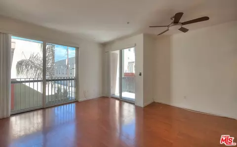 Living - 302 E 19th St #7, Long Beach, CA 90806 photo 2 of 4