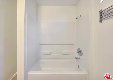 Bath - 302 E 19th St #7, Long Beach, CA 90806 photo 3 of 3