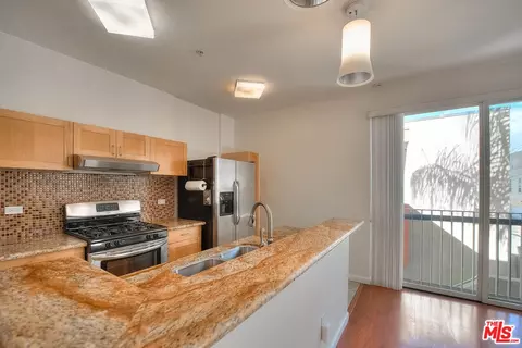 Kitchen - 302 E 19th St #7, Long Beach, CA 90806 photo 3 of 4