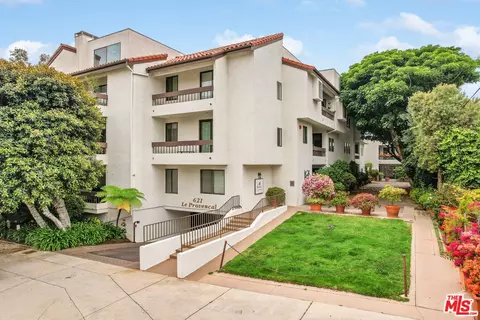 621 S Barrington Ave #110, Los Angeles, CA 90049