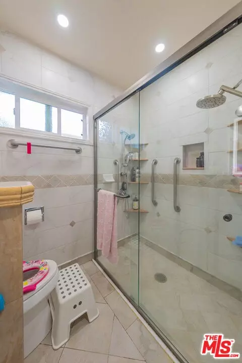 Bath - 6414 Corbin Ave, Reseda, CA 91335 photo 2 of 4