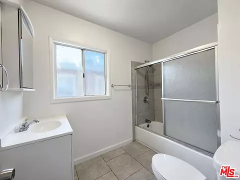 Bath - 740 Daisy Ave, Long Beach, CA 90813 photo 1 of 2