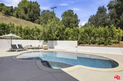 Exterior - 1131 Rancho Dr, Ojai, CA 93023 photo 5 of 6