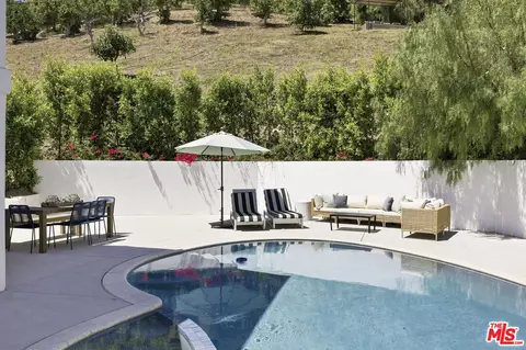 Exterior - 1131 Rancho Dr, Ojai, CA 93023 photo 4 of 6