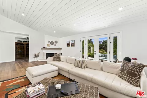 Living - 1131 Rancho Dr, Ojai, CA 93023 photo 2 of 3
