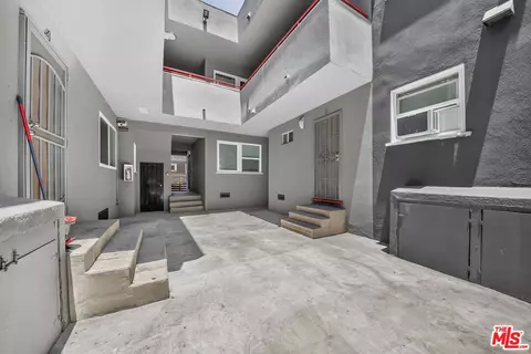 Exterior - 727 Olive Ave, Long Beach, CA 90813 photo 6 of 9