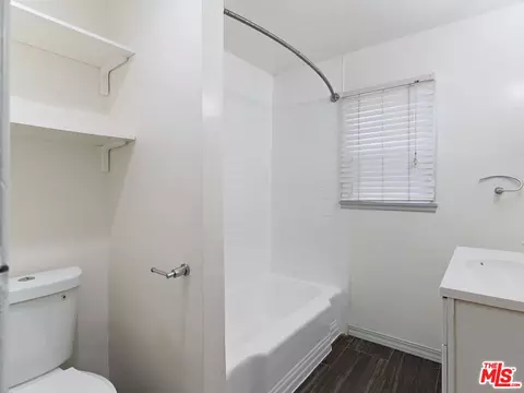 Bath - 727 Olive Ave, Long Beach, CA 90813 photo 1 of 5