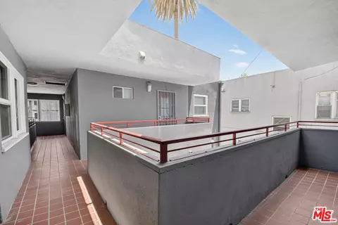 Entry Way - 727 Olive Ave, Long Beach, CA 90813 photo 1 of 1